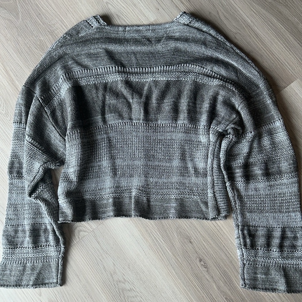 Mustard Seed Oversized V-Neck Sweater L Gray Casual Cropped Cozy Bell Sleeve - Picture 3 of 6